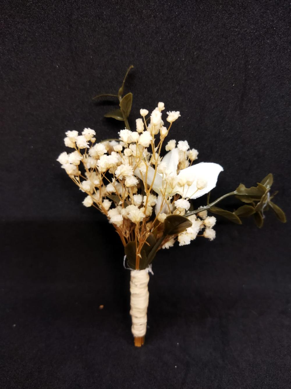 Beyaz Çiçek Detayı Olan Cipsolarla Süslenmiş Damat Yaka Çiçeği 