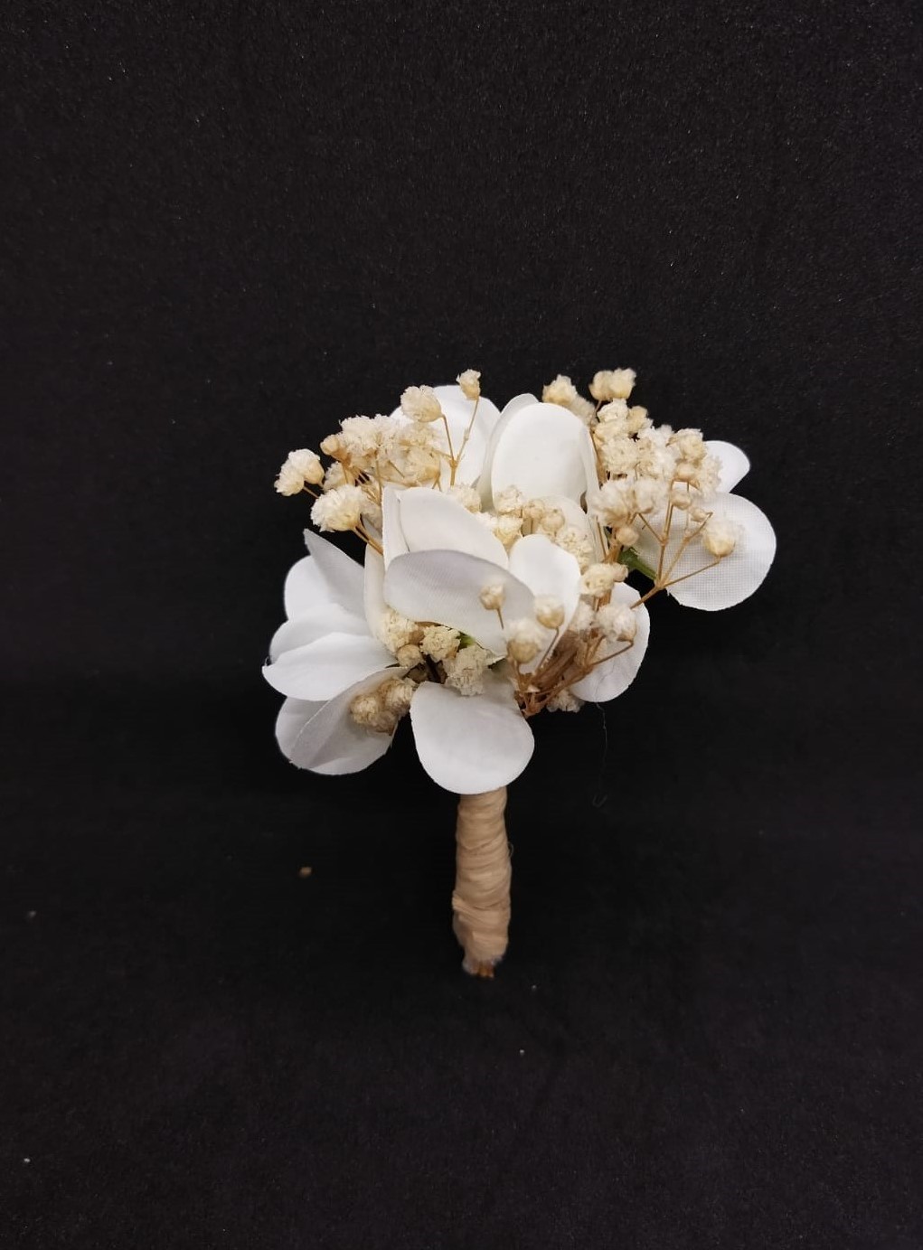 Beyaz Çiçekler Ve Krem Cipsolarla Süslenmiş Damat Yaka Çiçeği 