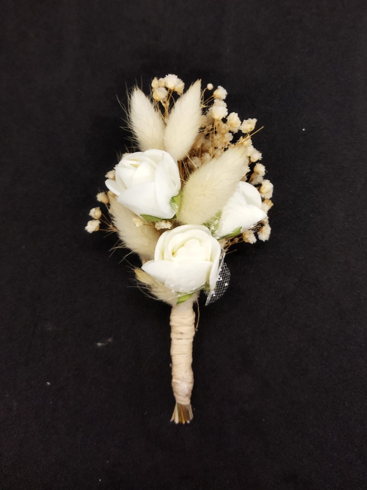Beyaz Gül Ve Tavşan Kuyruğu Otuyla Süslenmiş Damat Yaka Çiçeği 