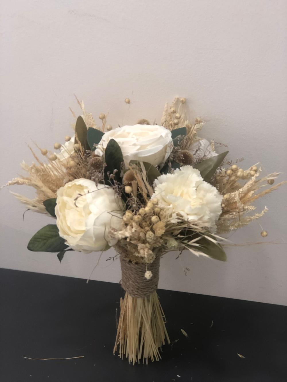 Beyaz Tonlarda Gelin Buketi Beyaz Tonlarda Gelin Buketi