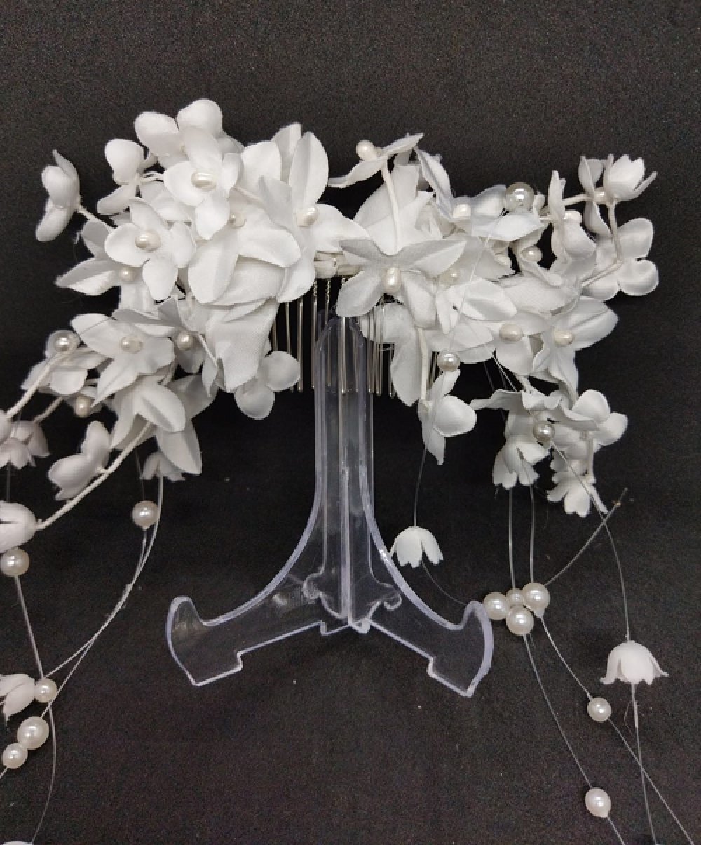 Küçük Beyaz Çiçeklerle Süslenmiş İnci Detaylı Gelin Tokası