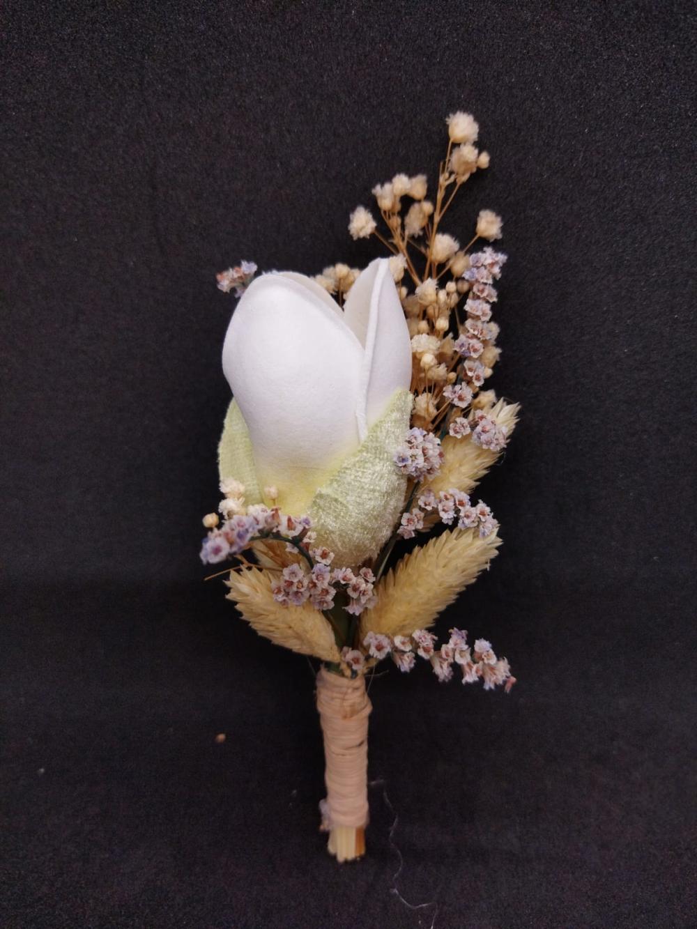 Küçük Mor Çiçek Detaylı Beyaz Lale Damat Yaka Çiçeği 