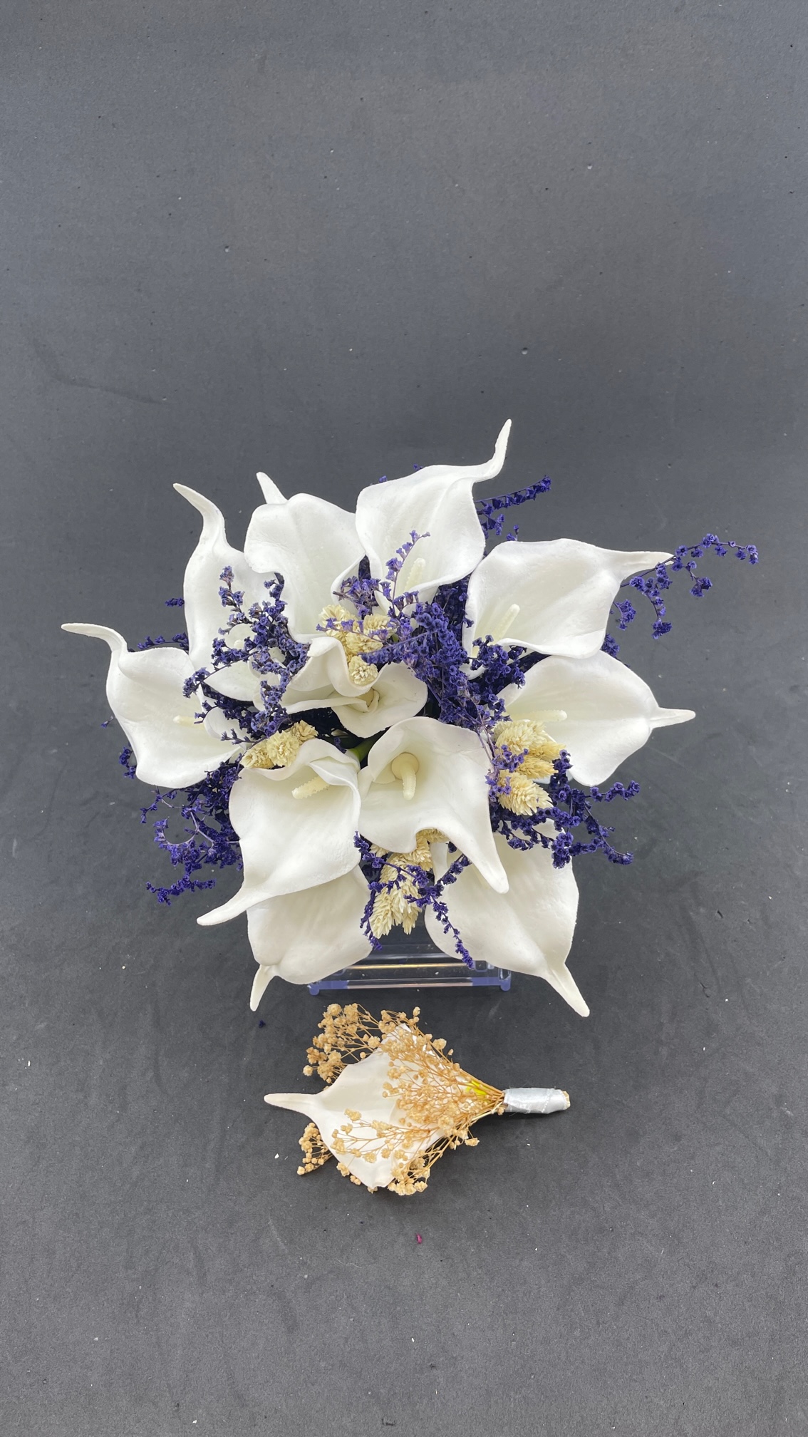 Mor Kır Çiçekleriyle Süslü Beyaz Gala Gelin Buketi Ve Damat Yaka Çiçeği