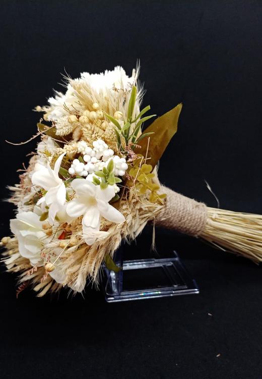 Açık Kahve Tonlarında Cipsolarla Süslenmiş Gelin Buketi 