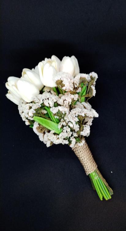 Beyaz Çiçek Detaylı Lale Gelin Buketi 
