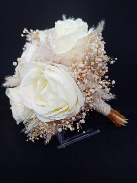 Beyaz Cipsolar Ve Beyaz Güllerden Oluşan Gelin Buketi 