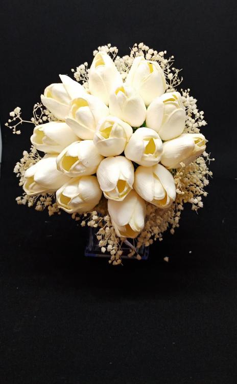 Beyaz Cipsolarla Süslenmiş Kar Beyaz Laleler 