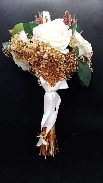 Beyaz Güllerden Oluşan Gelin Buketi