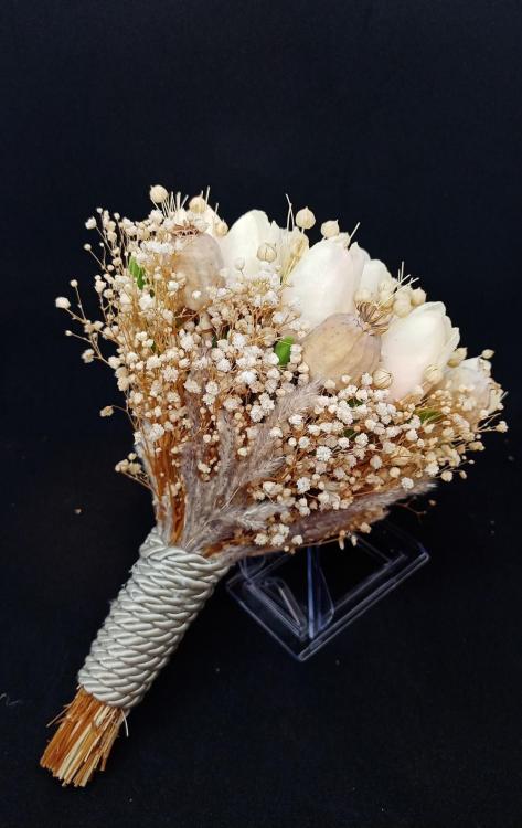 Beyaz Lale Ve Cipsolarla Süslenmiş Gelin Buketi 