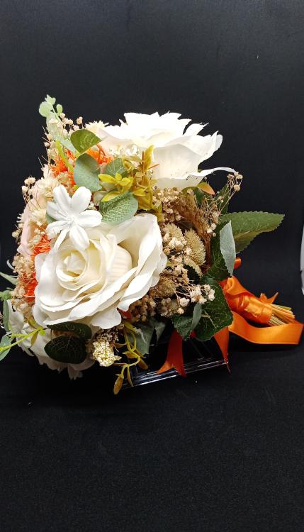 Beyaz Tonlardan Ve Cipsolardan Oluşan Gelin Buketi 