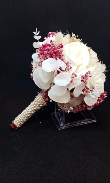 Bordo Renkte Cipsolarla Süslenmiş Ekru Güllü Gelin Buketi 