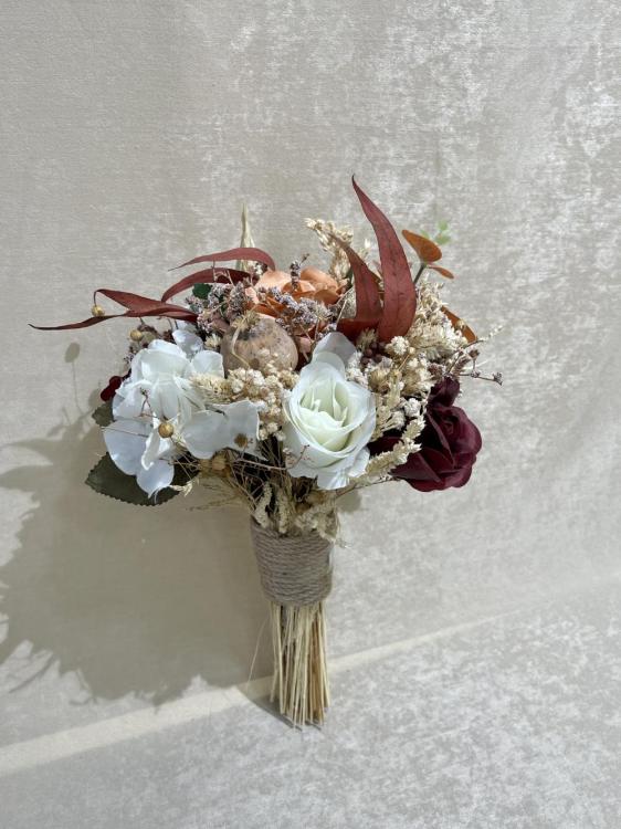 Bordo ve Beyaz Güllerden Oluşan Gelin Buketi 
