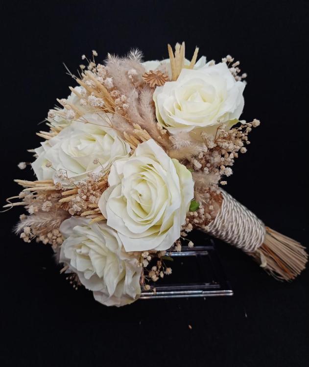 Krem Rengi Otlarla Süslenmiş Beyaz Gül Gelin Buketi 