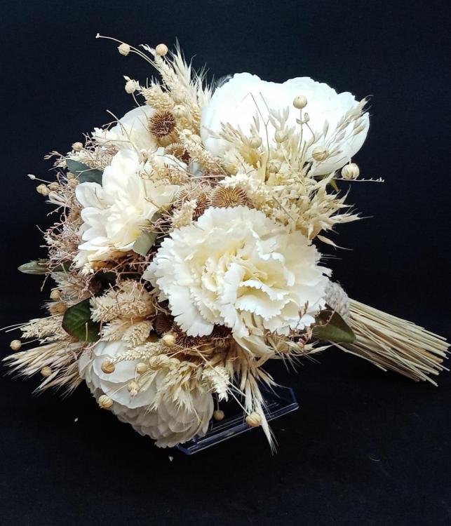 Krem Tonları Cipsolarla Süslenmiş Beyaz Gelin Buketi