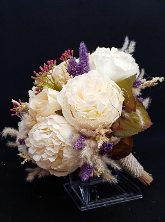 Mor Çiçeklerle Süslenmiş Beyaz Şakayık Gelin Buketi 