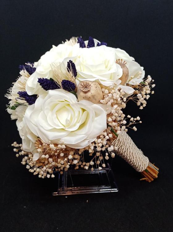 Mor Detayları Olan Beyaz Gül Gelin Buketi 