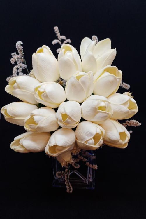 Otlarla Süslenmiş Beyaz Lale Gelin Buketi 