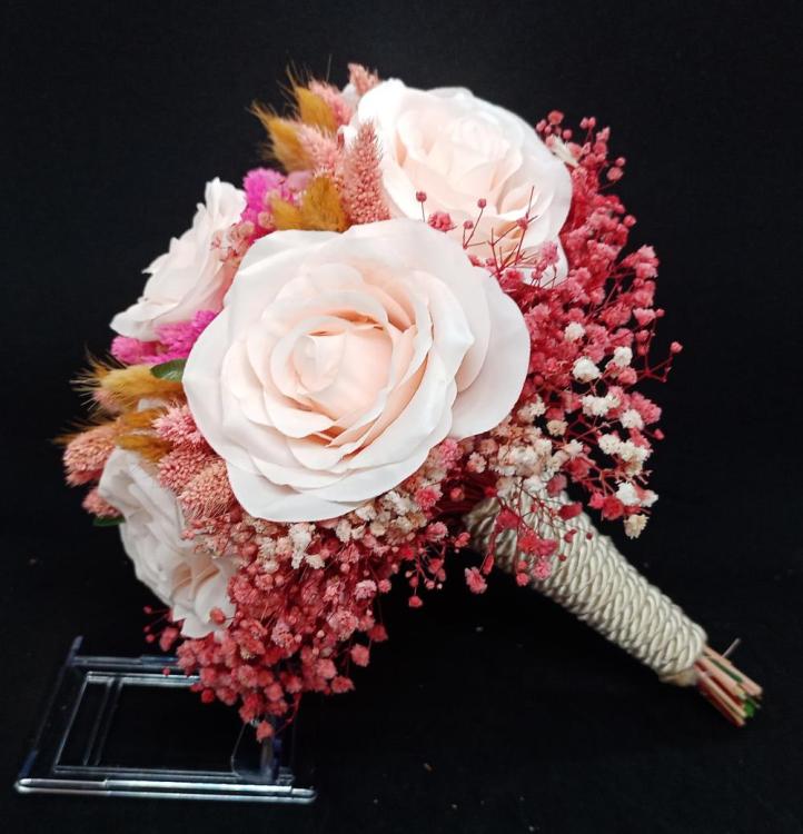 Pembe Cipsolarla Süslenmiş Açık Pembe Gül Buketi 