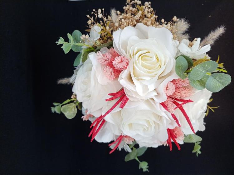 Pembe Detaylı Olan Beyaz Gül Gelin Buketi 