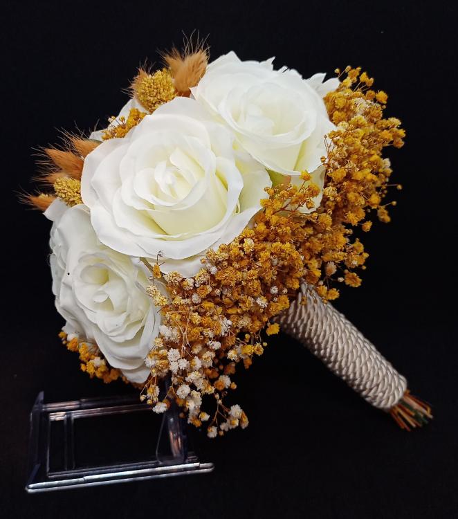 Sarı Cipsolarla Süslenmiş Beyaz Gül Gelin Buketi 