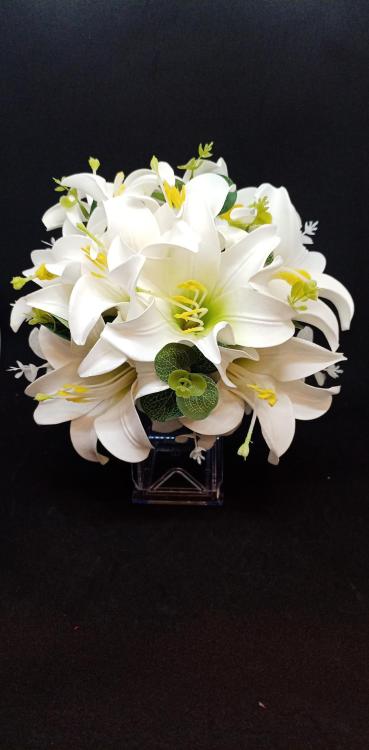 Sarı Detayları Olan Beyaz Zambak Gelin Buketi 