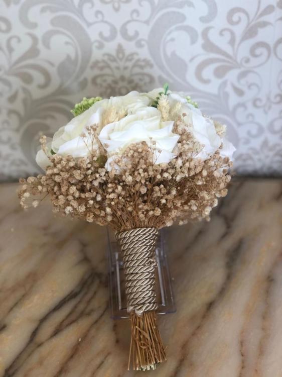 Sarı Tonlarda Cipsolu Açık Yeşil Detaylı Güllü Gelin Buketi 