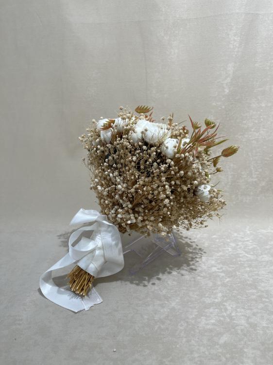 Soft Tonlarda Cipsolarla Süslenmiş Beyaz Güllü Gelin Buketi 