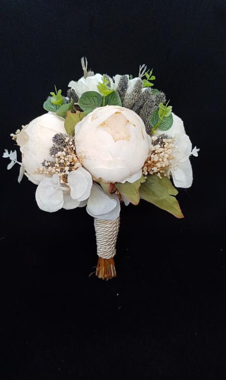 Soft Tonlardan Oluşan Şakayık Gelin Buketi