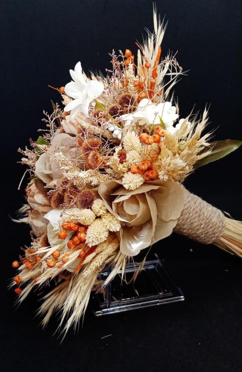 Turuncu Cipsolarla Süslenmiş Kahve Tonlarında Gül Gelin Buketi 