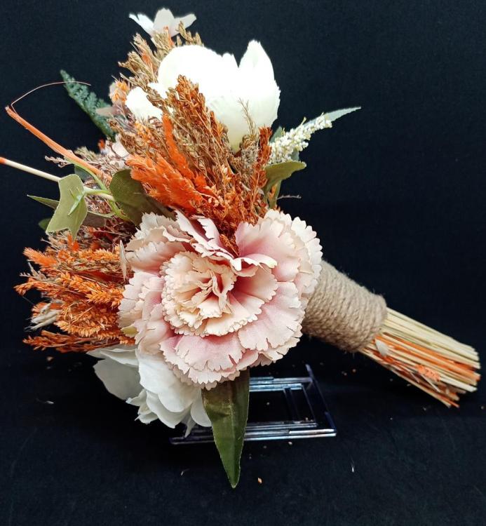 Turuncu Otlarla Süslenmiş Pembe Beyaz Gül Buketi 