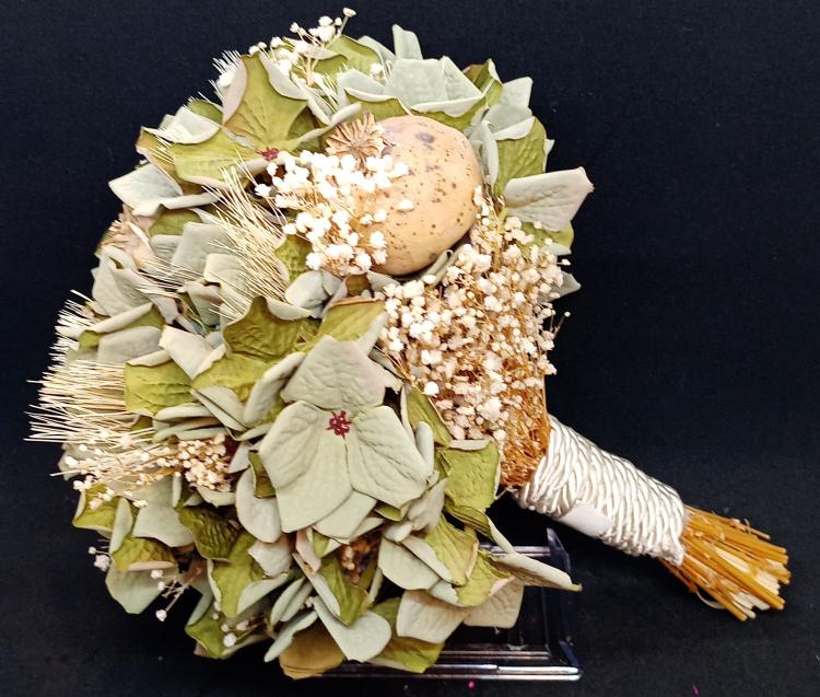 Yeşil Yapraklardan ve Cipsolardan Oluşan Gelin Buketi